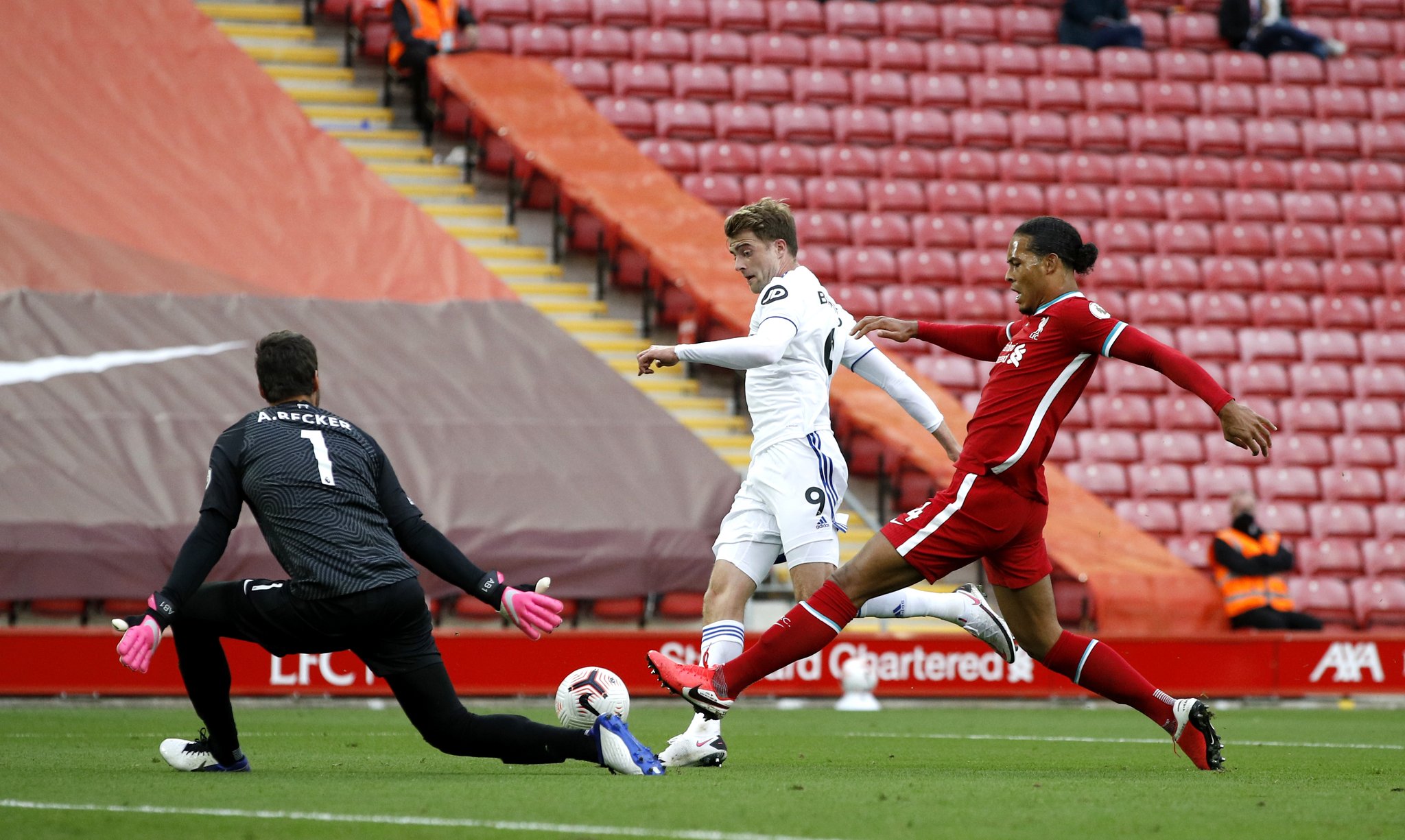 卡拉格：不理解为什么都说伊萨克会去阿森纳，利物浦也缺中锋.